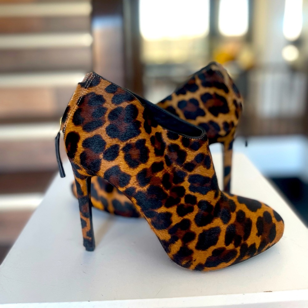 Vincent Camuto luxury calfskin leopard print heel booties. Size 38.